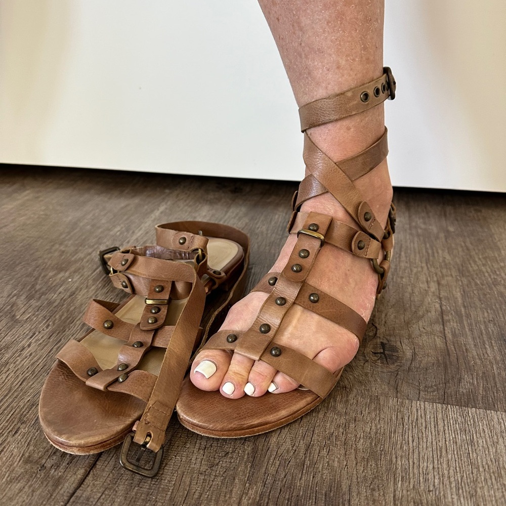 Stuart Weitzman gladiator sandals in tan leather size 7.5.
